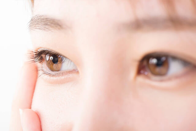 女性の目元
