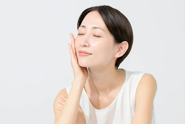 頬に手を当てる女性