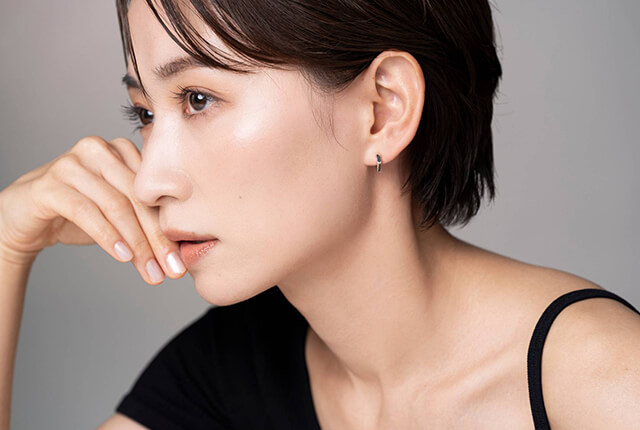 横顔が綺麗な女性