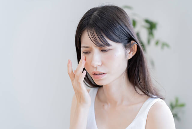 目の下のクマを気にしている女性